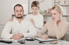Polacy nie żałują pieniędzy na dzieci. Z oszczędzaniem jest już gorzej (fot. Shutterstock)
