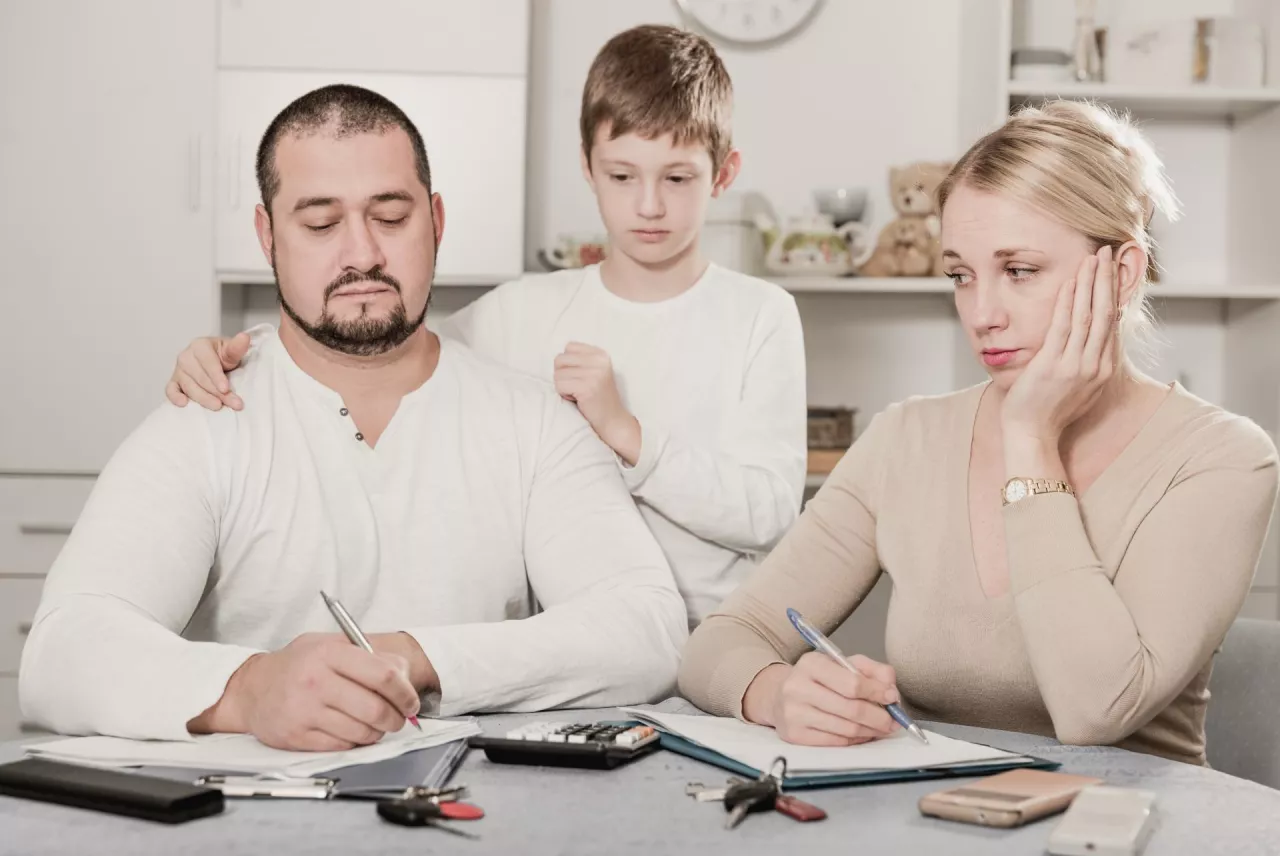 Polacy nie żałują pieniędzy na dzieci. Z oszczędzaniem jest już gorzej (fot. Shutterstock)