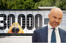Rafał Brzoska, założyciel i dyrektor generalny Grupy InPost i 30-tysięczna maszyna w Polsce (fot. InPost).