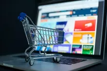 Rząd przyjął projekt zmian w VAT dla e-commerce (fot. Shutterstock)