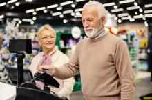 Seniorzy zmienią handel. Demografia przemebluje sklepy (fot. Shutterstock)