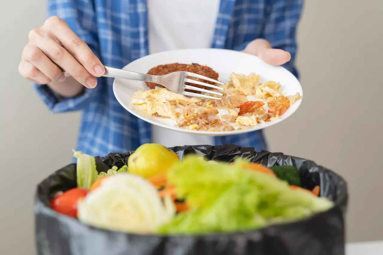 Co najmniej 41% Polaków wyrzuca jedzenie (fot. Shutterstock).