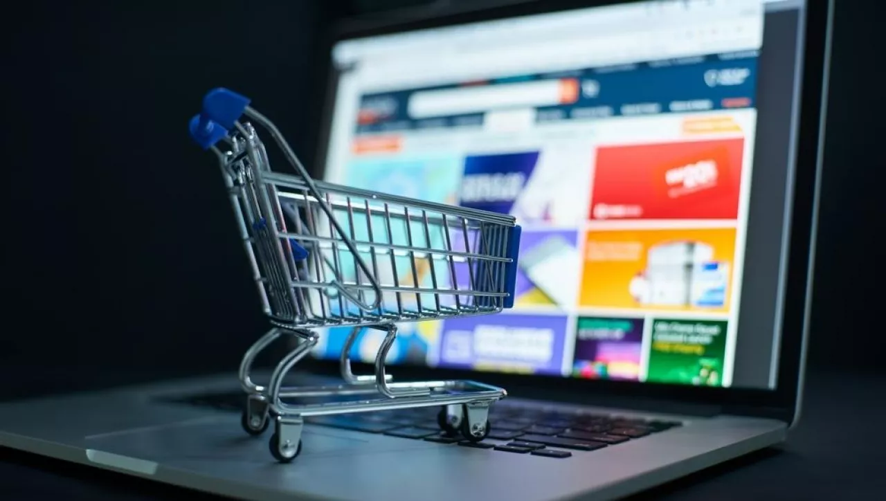 Rząd przyjął projekt zmian w VAT dla e-commerce (fot. Shutterstock)