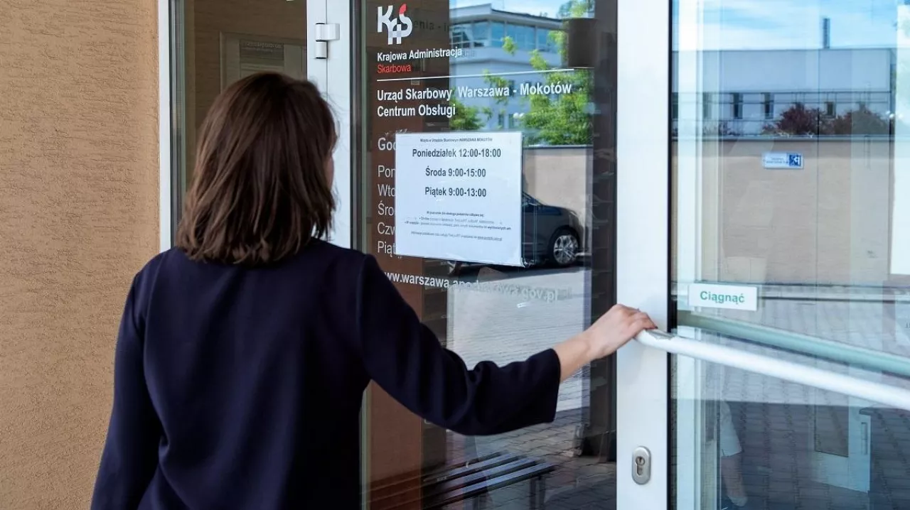 Donosy do KAS w 2026 roku: Rekordowa liczba zgłoszeń i niska skuteczność (fot. MondayNews)