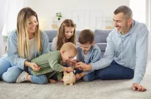Polacy oszczędzają coraz więcej. (fot. Shutterstock)