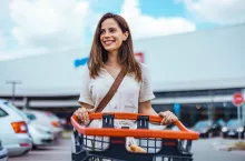 Praktycy rynkowi podkreślają, że na wygodę i pozytywne doświadczenia zakupowe wpływ ma m.in. parking (fot. Shutterstock)