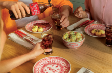 Bolesławiec i Coca-Cola znów razem. Marki przygotowały limitowaną kolekcję (fot. mat. prasowe)