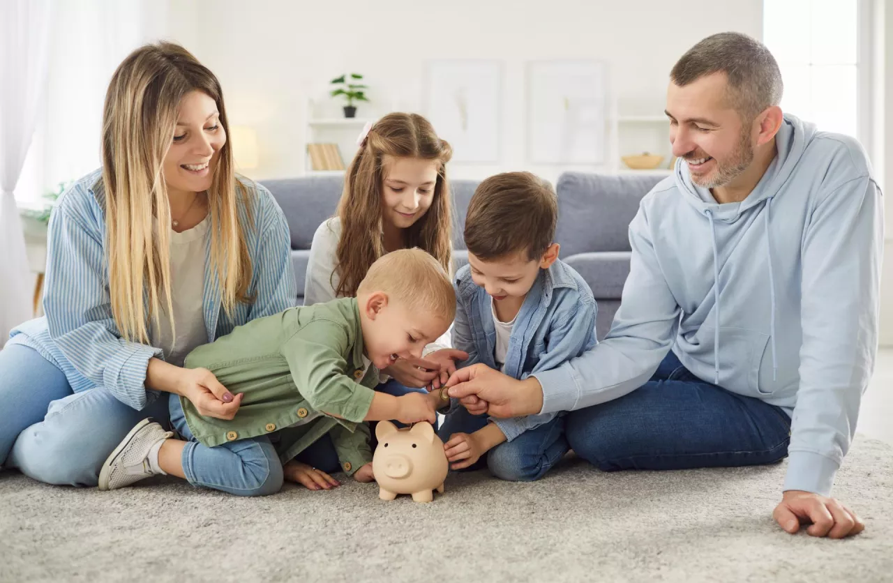 Polacy oszczędzają coraz więcej. (fot. Shutterstock)