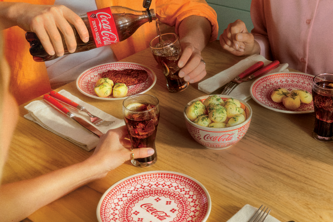 Bolesławiec i Coca-Cola znów razem. Marki przygotowały limitowaną kolekcję (fot. mat. prasowe)