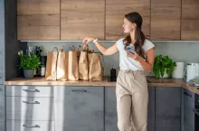 75,8 proc. ankietowanych zaopatruje się w trakcie urlopu na miejscu, z czego 78,7 proc. robi zakupy doraźnie, unikając robienia zapasów (fot. Shutterstock)