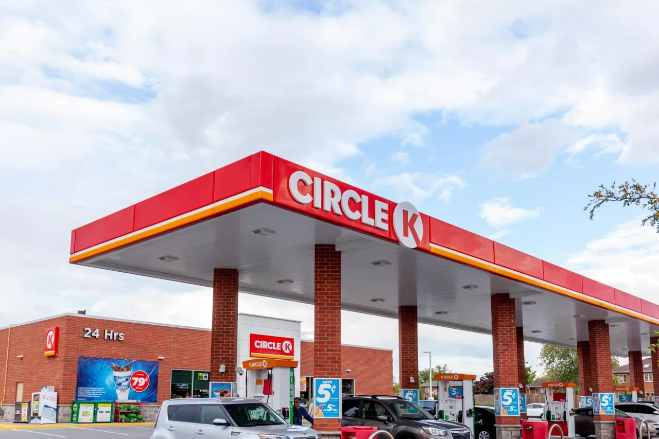 Przyszły właściciel Żabki z wynikami. EBITDA Couche-Tard +10,5% (fot. Shutterstock)
