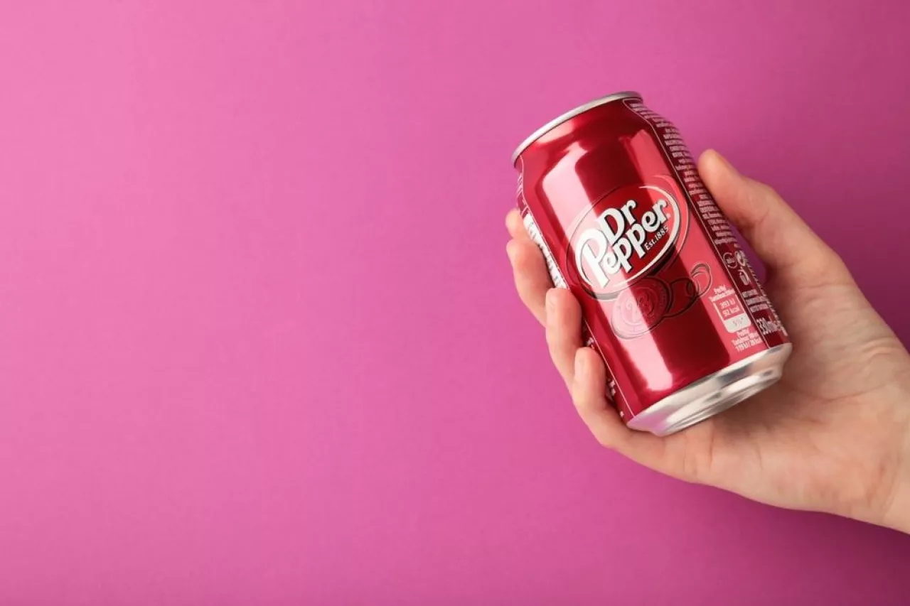 Dr Pepper przygotowuje się do strukturalnego podziału działalności na dwie niezależne spółki działające w segmentach: napojów i kawowym (fot. Shutterstock)