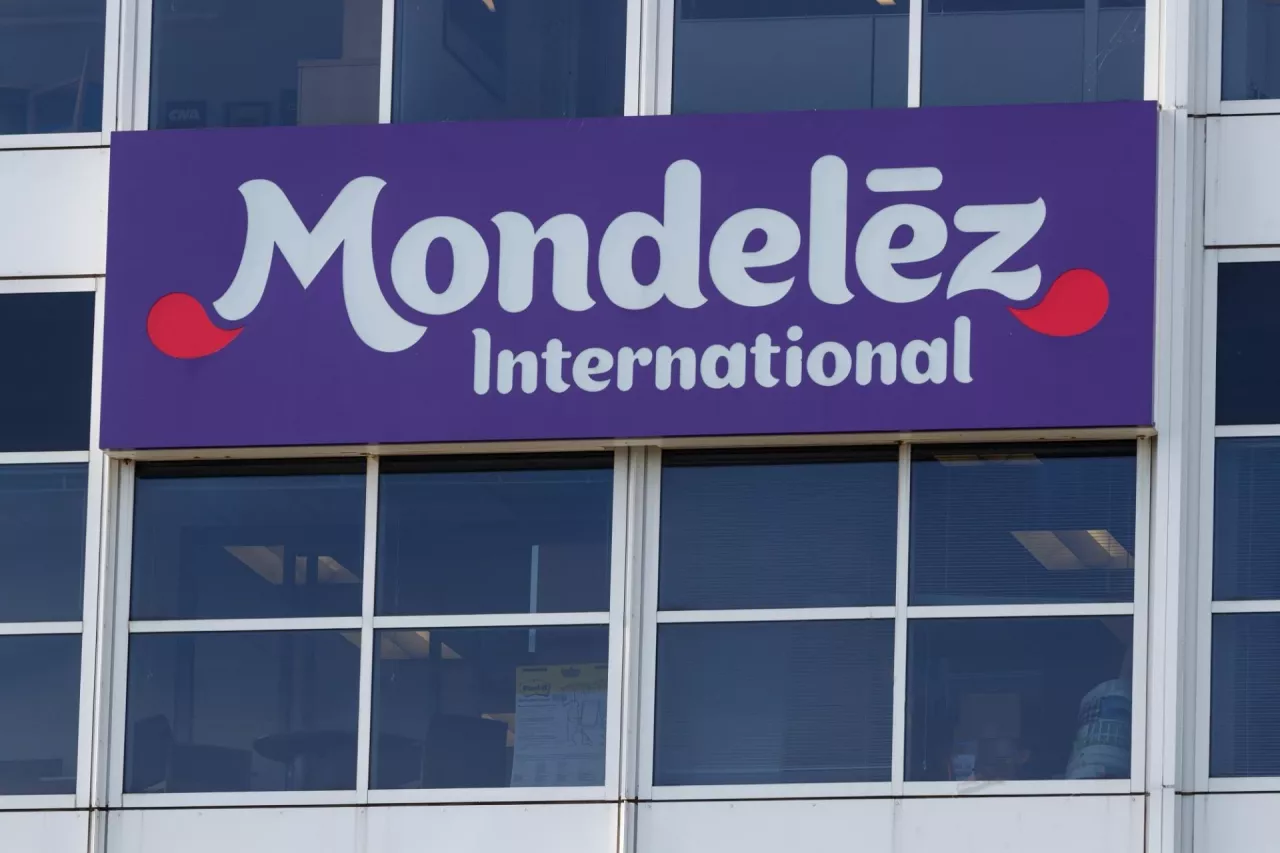Mondelez zmienia plastikowe tacki na papierowe w ponad stu produktach (fot. Jonathan Weiss/Shutterstock).