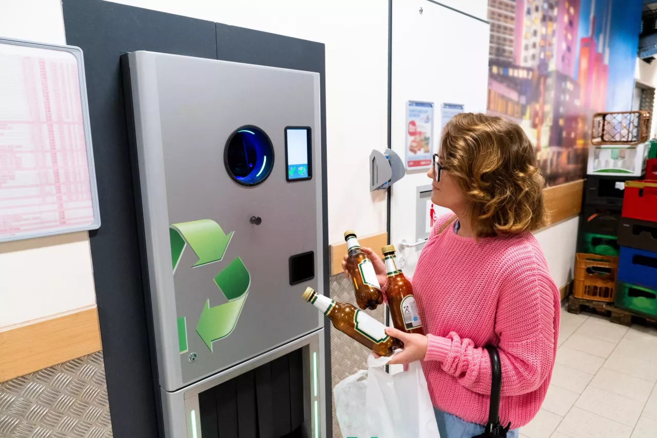 Nie tylko sklepy. System kaucyjny rozwija sieć punktów zbiórki (fot. Shutterstock)