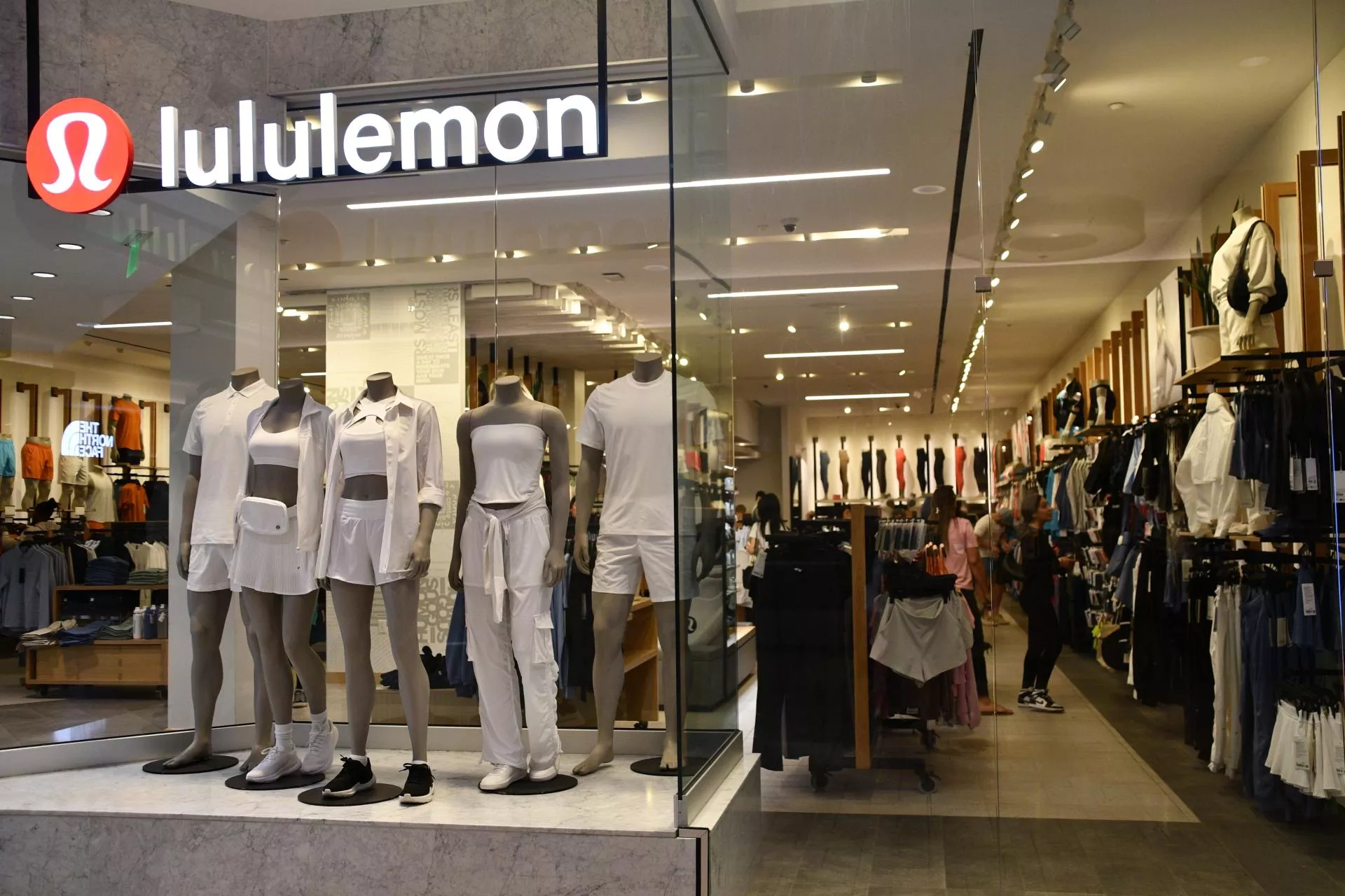 Lululemon pozwane za „fikcyjne przeceny”. Marka niedawno weszła do Polski