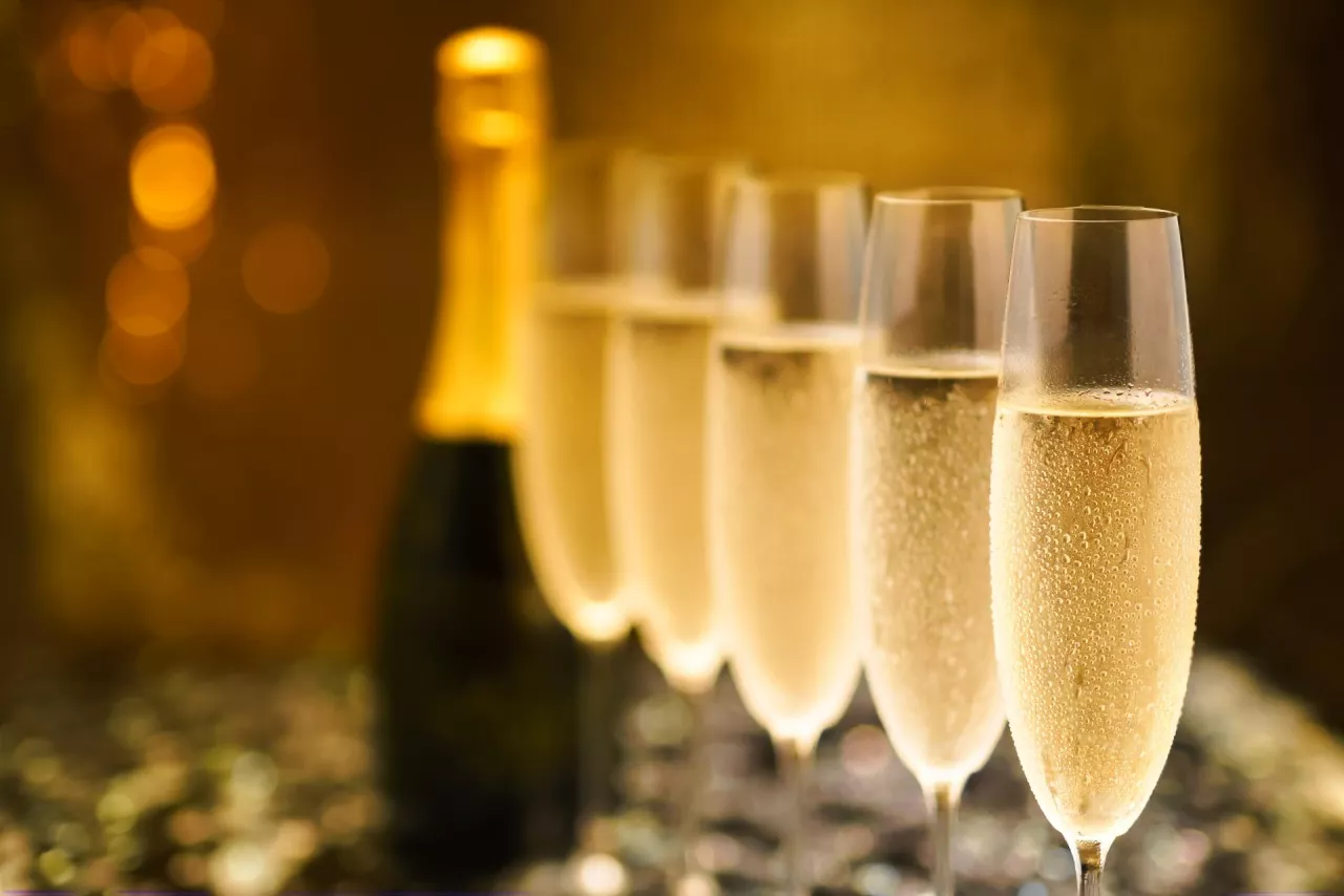 Francuscy producenci podwyższą zawartość alkoholu w szampanach? Powodem rekordowe upały (fot. Shutterstock).