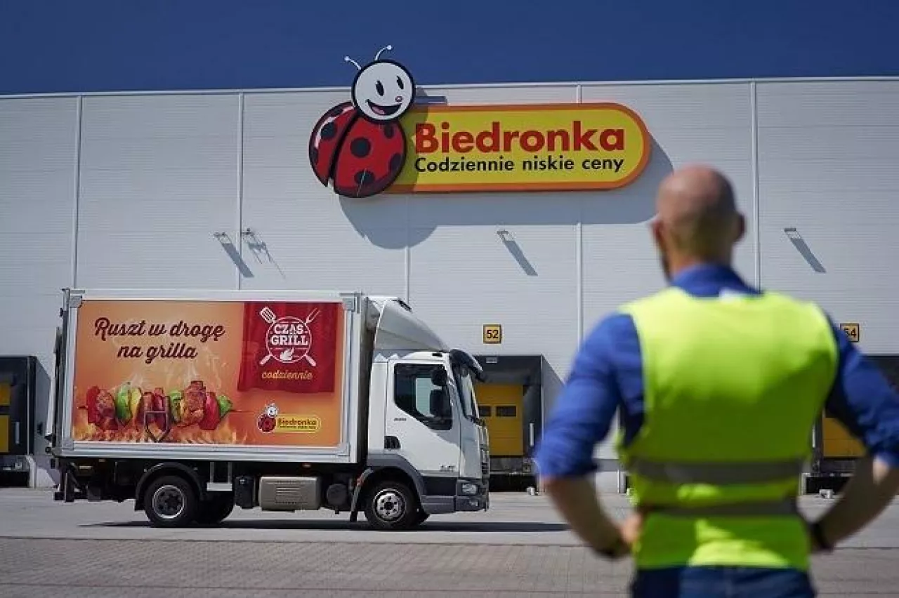 Ciężarówka Biedronki pod centrum dystrybucyjnym