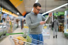 Supermarkety w potrzasku. Tani dyskonter i oferta premium walczą o tego samego klienta (fot. Shutterstock)