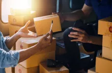 Izba Gospodarki Elektronicznej apeluje o wprowadznie jednolitej opłaty manipulacyjnej od przesyłek e-commerce spoza UE w wysokości 7 euro (fot. Shutterstock)