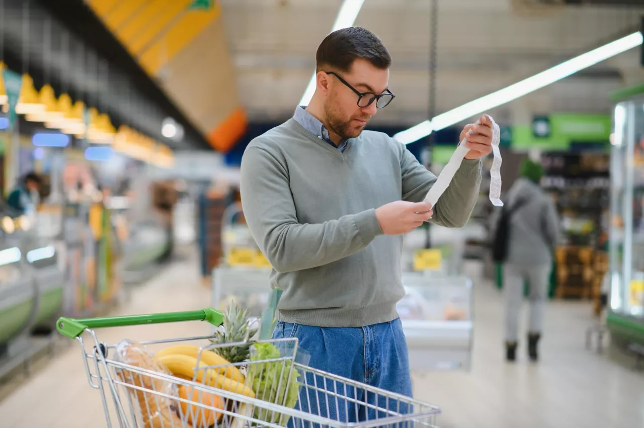 Supermarkety w potrzasku. Tani dyskonter i oferta premium walczą o tego samego klienta (fot. Shutterstock)