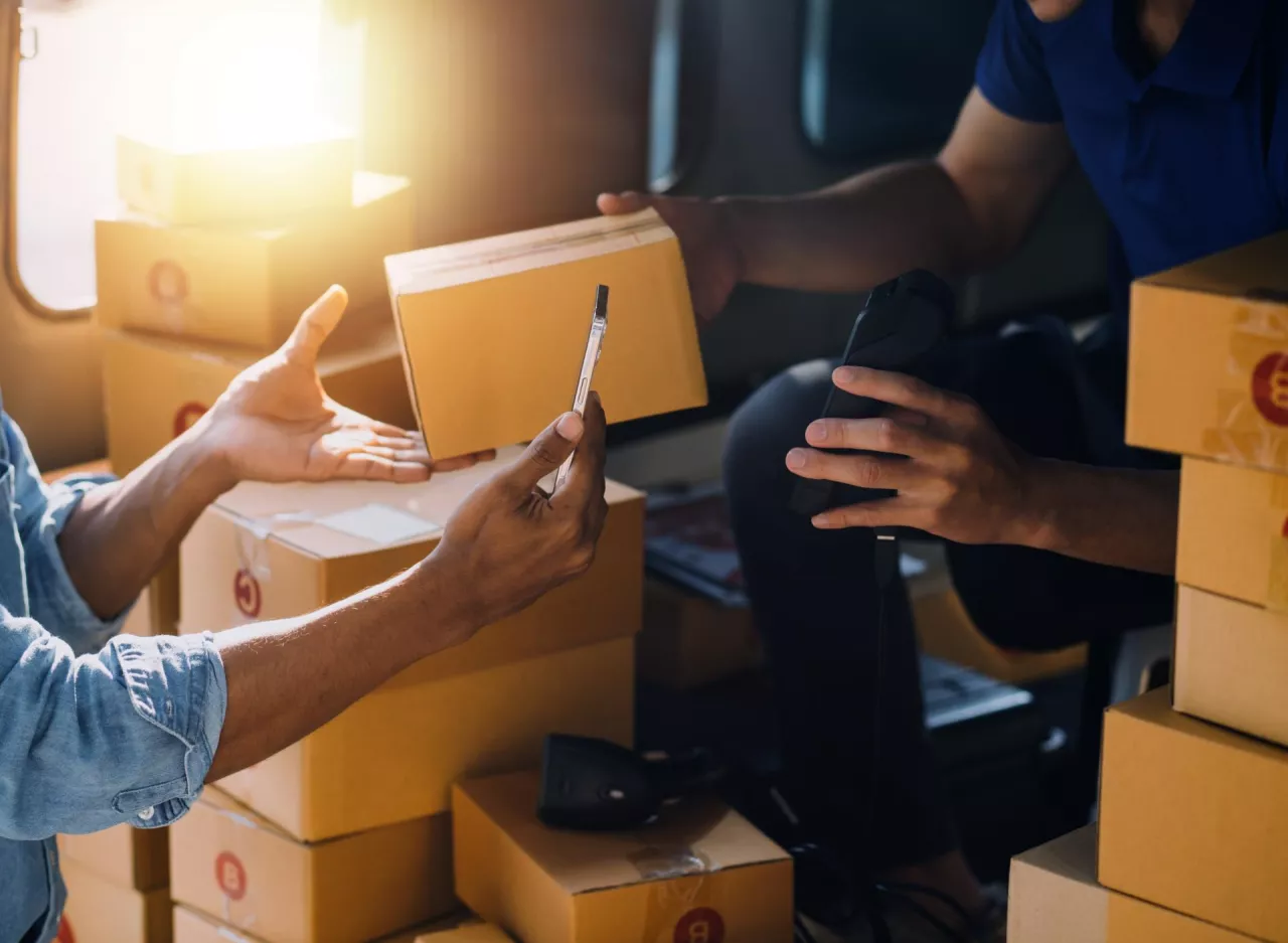 Izba Gospodarki Elektronicznej apeluje o wprowadznie jednolitej opłaty manipulacyjnej od przesyłek e-commerce spoza UE w wysokości 7 euro (fot. Shutterstock)