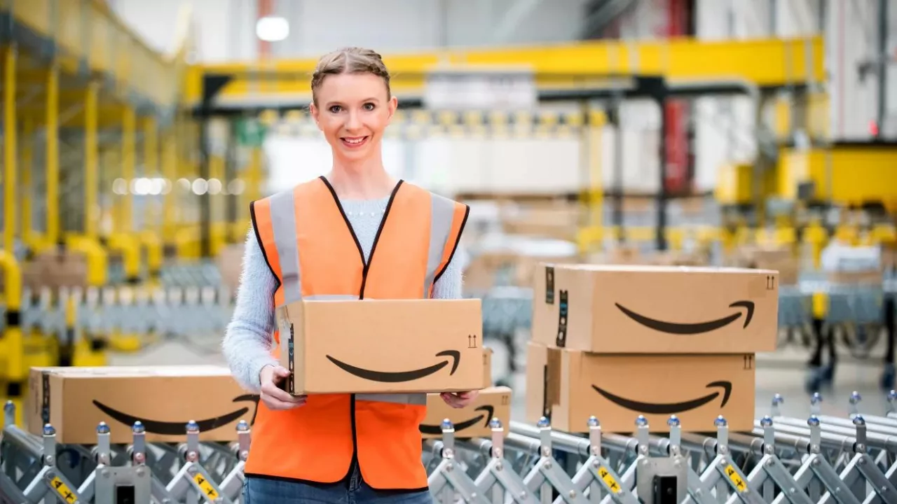 Od października pracownicy 12 centrów logistycznych Amazona w Polsce mają zarabiać więcej (fot. materiały prasowe)
