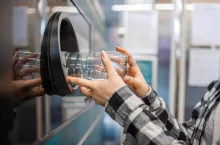 Butelkomat w małym sklepie lub restauracji? OK Operator ma na to rozwiązanie (fot. Shutterstock)