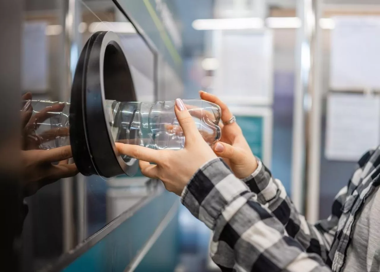 Butelkomat w małym sklepie lub restauracji? OK Operator ma na to rozwiązanie (fot. Shutterstock)
