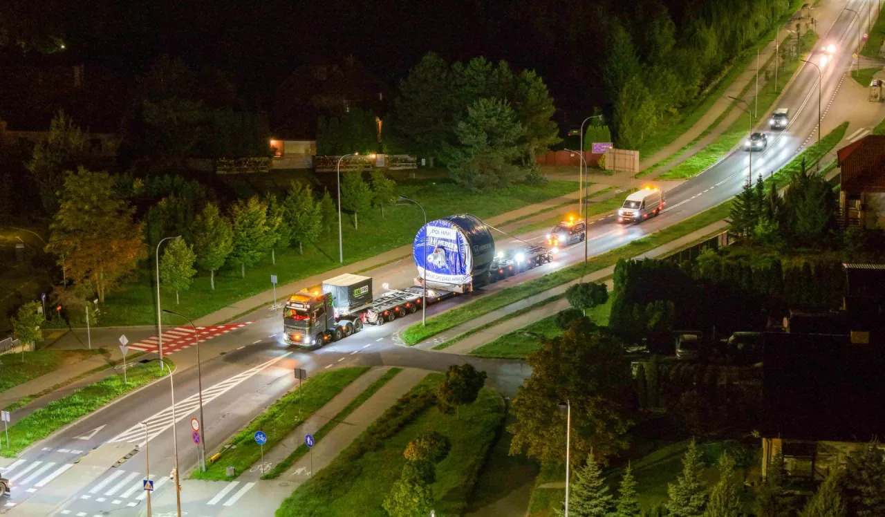 90-tonowy cylinder dotarł z Brazylii do Iławy do zakładu papierniczego Pol-Mak Iława (fot. materiały prasowe).