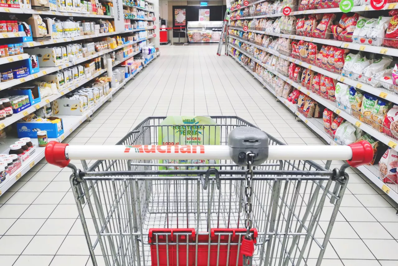 Auchan testuje ”inteligentne” wózki w Rumunii (fot. Shutterstock).