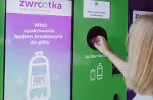 Chcieliśmy stworzyć model, w którym sklep nie musi ponosić dużego kosztu na początku. Najpierw sprawdzamy, jak wygląda realna skala zwrotów w danej lokalizacji, a później dopasowujemy do niej warunki współpracy - mówi Zygmunt Ochał, Wiceprezes Zarządu Krajowego Systemu Kaucyjnego ZWROTKA S.A.