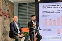 Od lewej: Ustępujący ze stanowiska Jon Eastick, CFO Allegro i Marcin Kuśmierz, prezes Allegro (fot. Wiadomości handlowe)