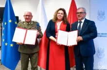 Na zdjęciu od lewej: Dowódca Wojsk Obrony Terytorialnej gen. dyw. dr Krzysztof Stańczyk, Prezes Zarządu Poczty Polskiej Magdalena Gaj i Wiceprezes Poczty Polskiej Jacek Fijałkowski (fot. Poczta Polska).