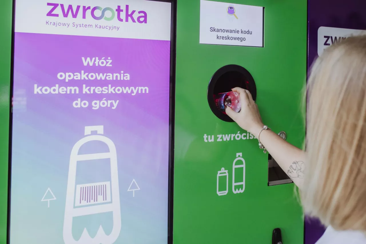 Chcieliśmy stworzyć model, w którym sklep nie musi ponosić dużego kosztu na początku. Najpierw sprawdzamy, jak wygląda realna skala zwrotów w danej lokalizacji, a później dopasowujemy do niej warunki współpracy - mówi Zygmunt Ochał, Wiceprezes Zarządu Krajowego Systemu Kaucyjnego ZWROTKA S.A.