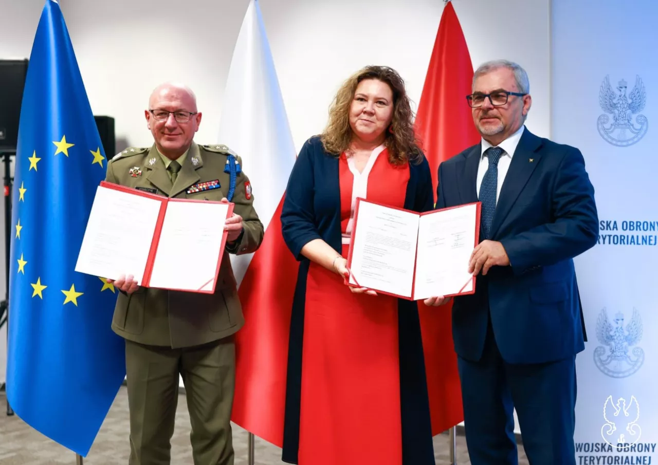 Na zdjęciu od lewej: Dowódca Wojsk Obrony Terytorialnej gen. dyw. dr Krzysztof Stańczyk, Prezes Zarządu Poczty Polskiej Magdalena Gaj i Wiceprezes Poczty Polskiej Jacek Fijałkowski (fot. Poczta Polska).