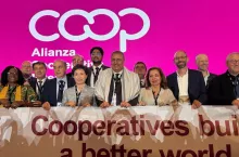 Ryszard Jaśkowski (szósty od lewej, z tyłu) został wybrany do Rady Globalnej Międzynarodowego Związku Spółdzielczego (ICA) na kadencję 2026-2030 (fot. KZRSS ”Społem”)