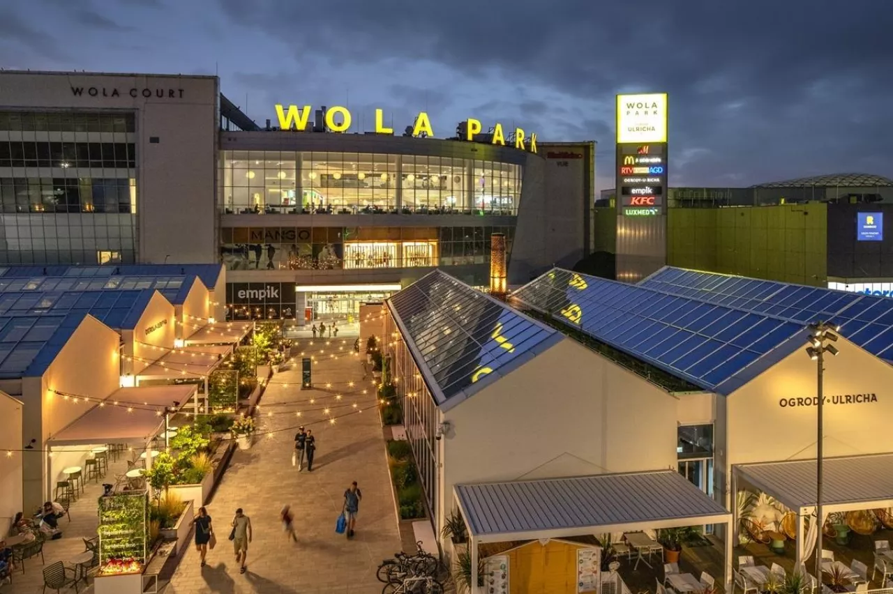 W Wolaparku stanął drugi po obiekcie w Akademii Leona Koźmińskiego automat samoobsługowy Karmnik24 (fot. materiały prasowe).