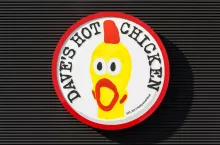 Do Polski wchodzi kolejna sieć QSR. Znamy plany Dave‘s Hot Chicken (fot. Shutterstock)