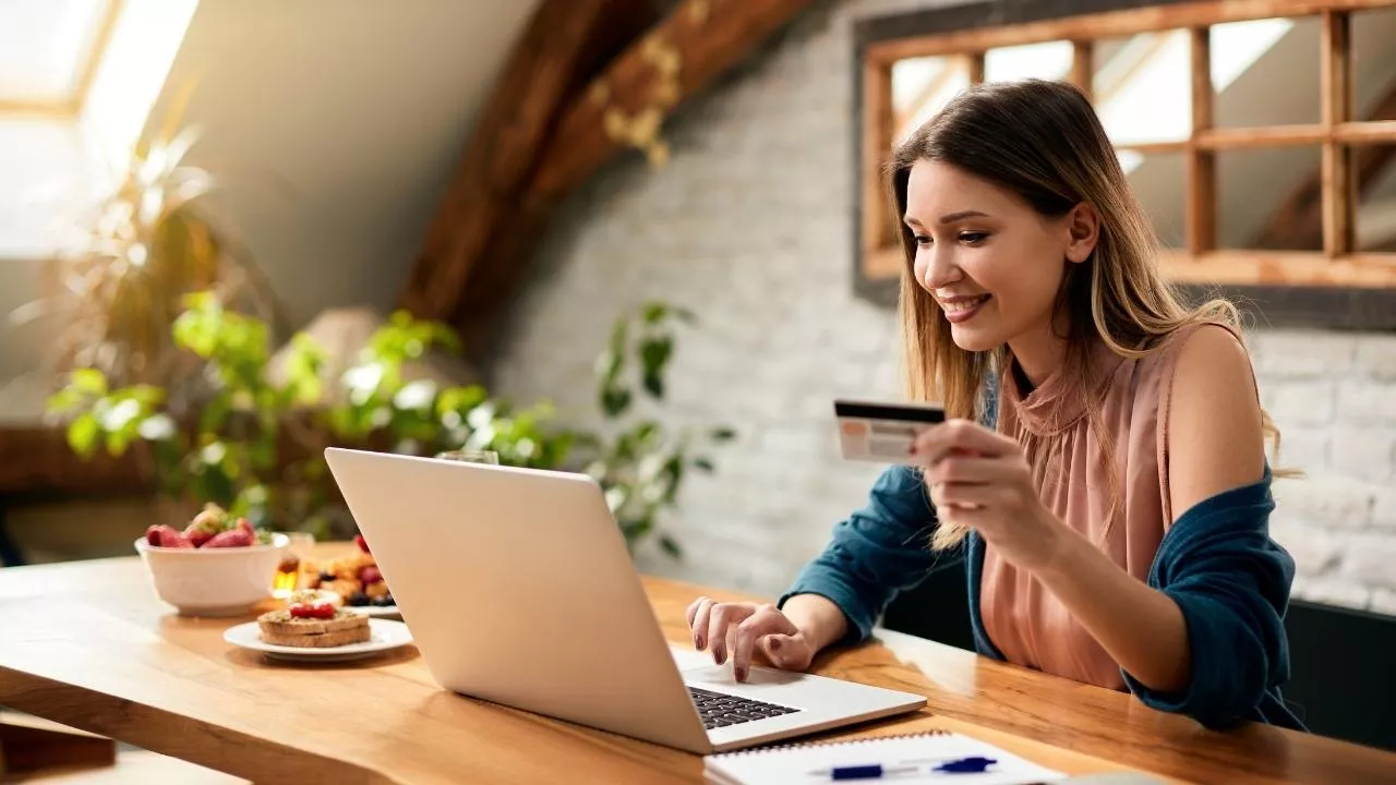 85% polskich nastolatków korzystało z AI przy wyszukiwaniu produktów (fot. Shutterstock)