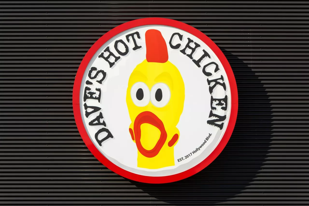 Do Polski wchodzi kolejna sieć QSR. Znamy plany Dave‘s Hot Chicken (fot. Shutterstock)