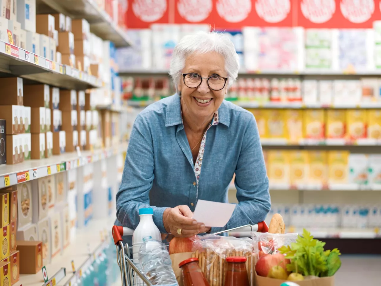 Pokolenie 50+ aktywnie korzysta z internetu i social mediów (fot. Shutterstock)