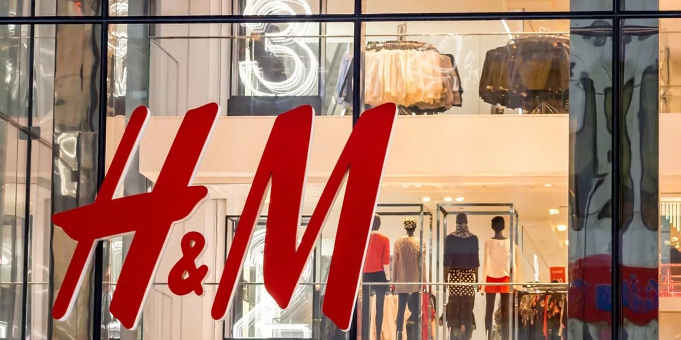 H&M zamyka dziesiątki sklepów i tnie koszty. Zysk operacyjny skoczył o 23 proc.