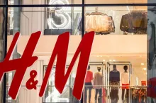 Sieć H&amp;M chce w całym 2026 roku zlikwidować 170 salonów stacjonarnych (fot. Shutterstock)