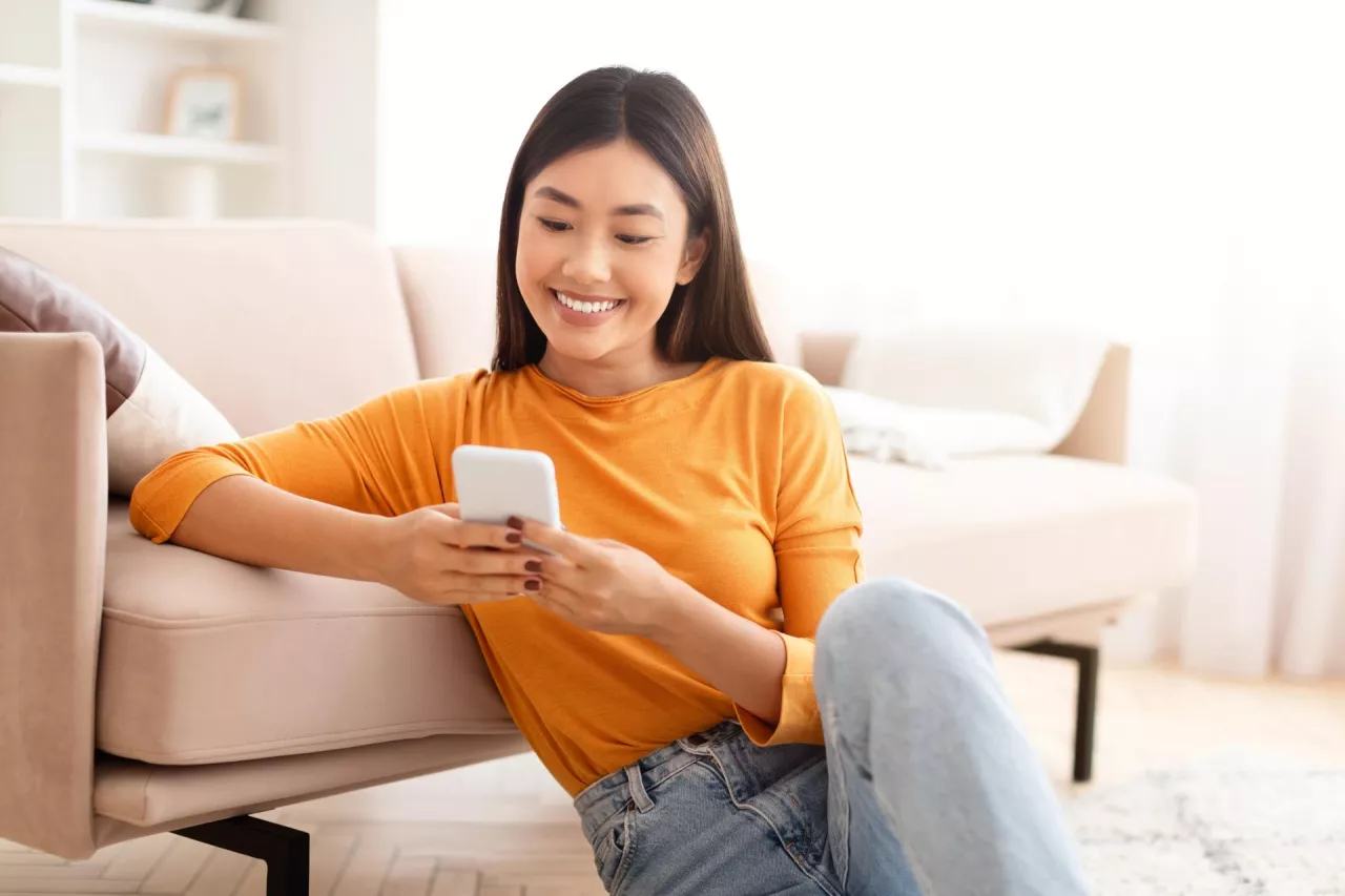 AI układa własną półkę kosmetyczną. Te marki najczęściej poleca (fot. Shutterstock)