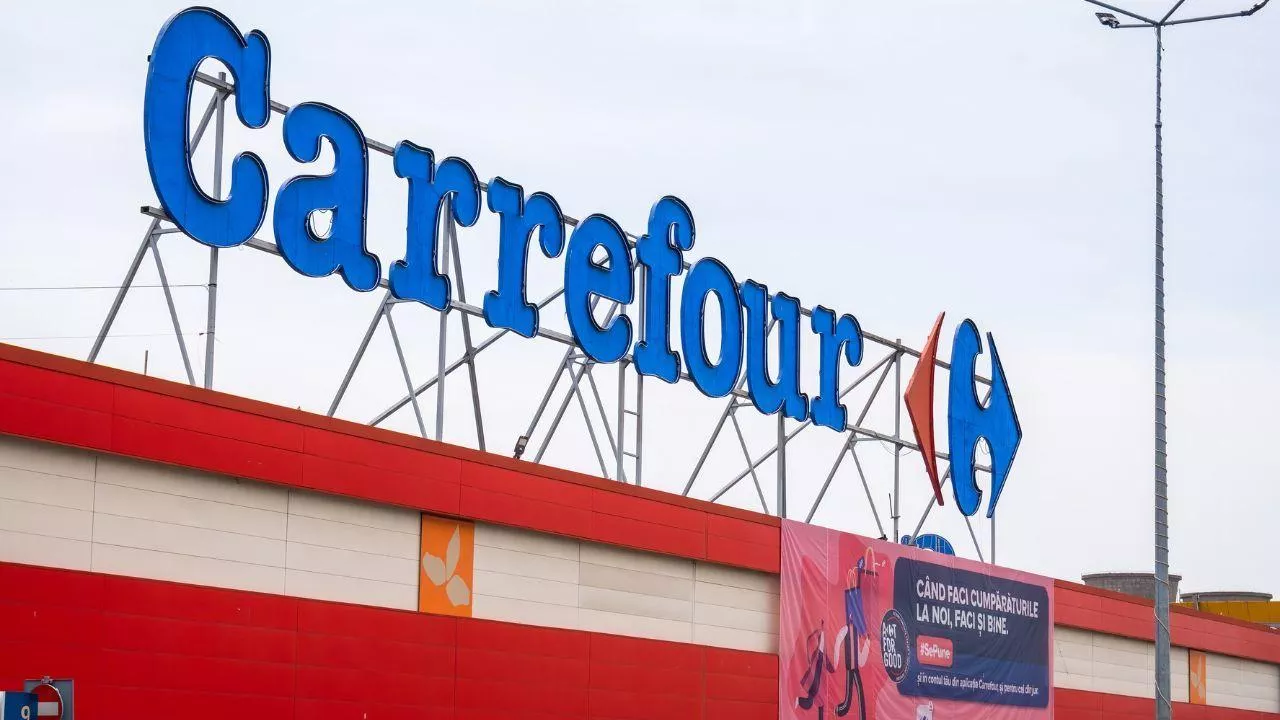 Carrefour znika z kolejnej lokalizacji - sieć zamyka jeden sklep w Krośnie (fot. Shutterstock)