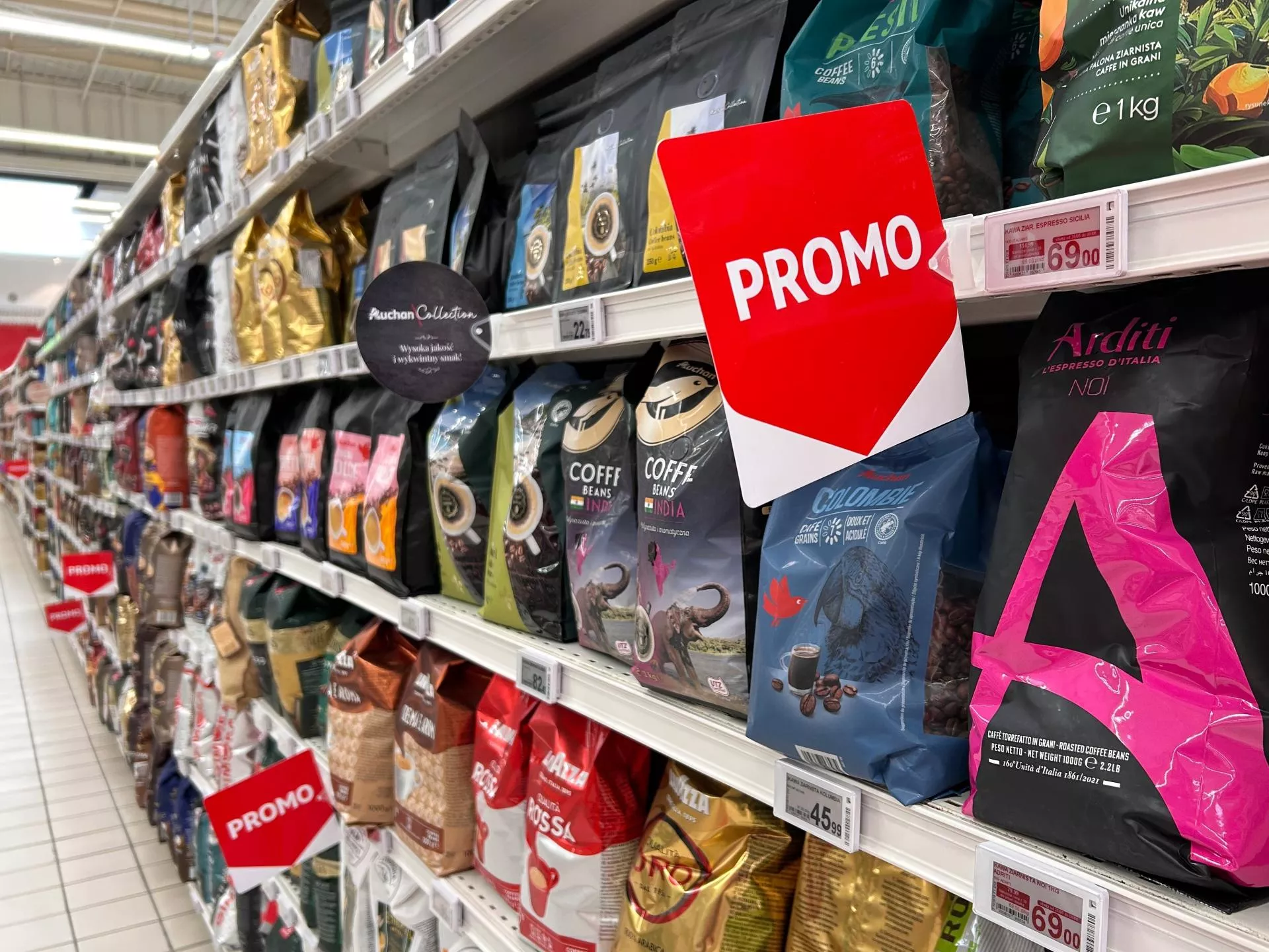 Kawa ziarnista rośnie w handlu. Na półkach przybywa produktów