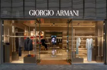 Grupa Armani planuje sprzedaż 15% udziałów trzem inwestorom. Zgodnie z testamentem założyciela marki (fot. Shutterstock).