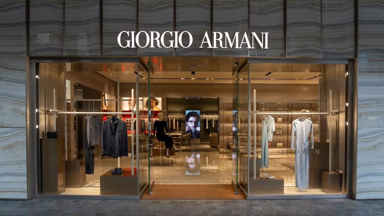 Grupa Armani planuje sprzedaż 15% udziałów trzem inwestorom. Zgodnie z testamentem założyciela marki (fot. Shutterstock).