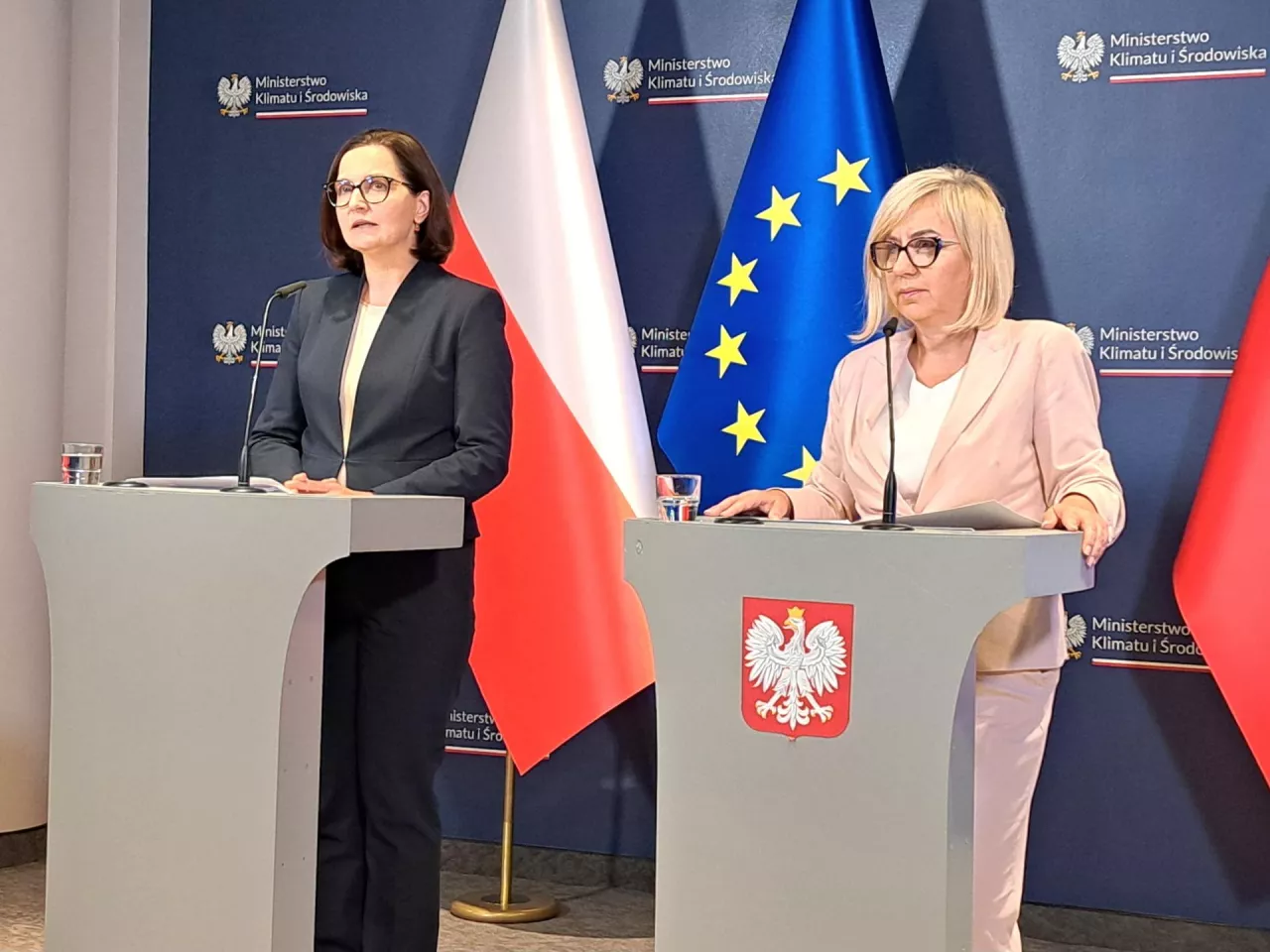 Od prawej: Paulina Hennig-Kloska, ministra klimatu i środowiska i Anita Sowińska, wiceministra tego resortu (fot. Wiadomości handlowe/Katarzyna Pierzchała)