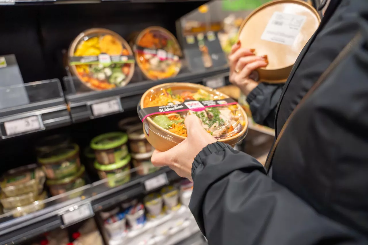 44 proc. konsumentów jest skłonnych zapłacić więcej za produkty ready-to-eat o bardziej naturalnym składzie, wynika z danych PMR Market Experts (fot. Shutterstock)